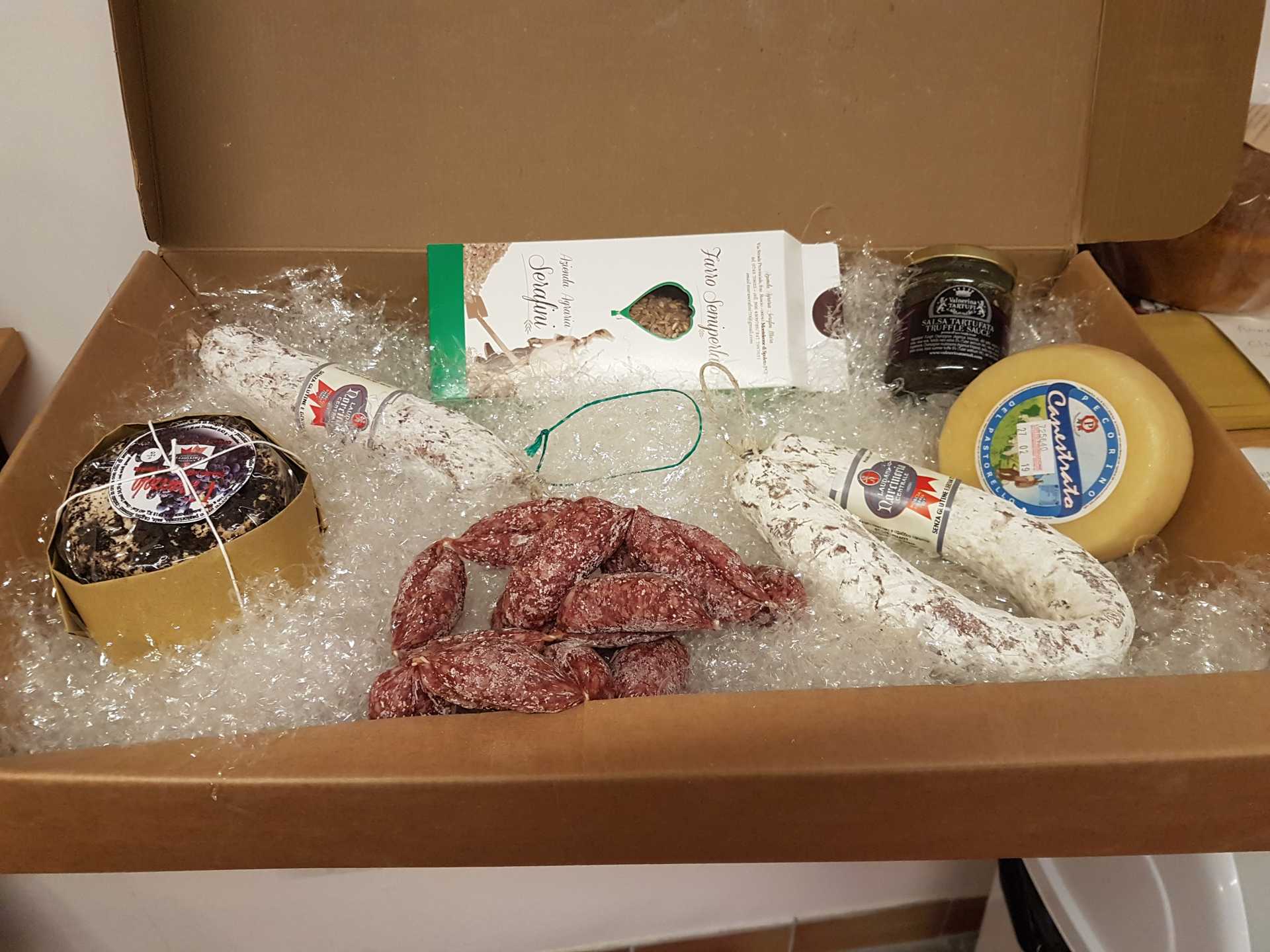 Cesto misto salumi e formaggi con salsa e farro ...