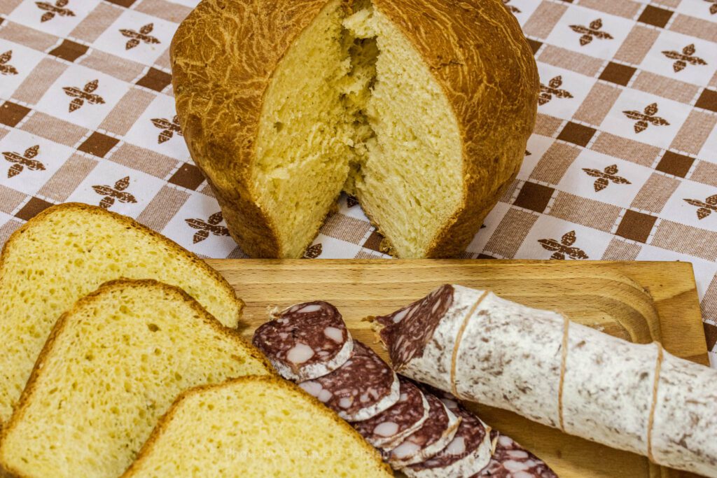 La Pizza di Pasqua Umbra pizza di norcia di pasqua al formaggio tagliata con salame corallina